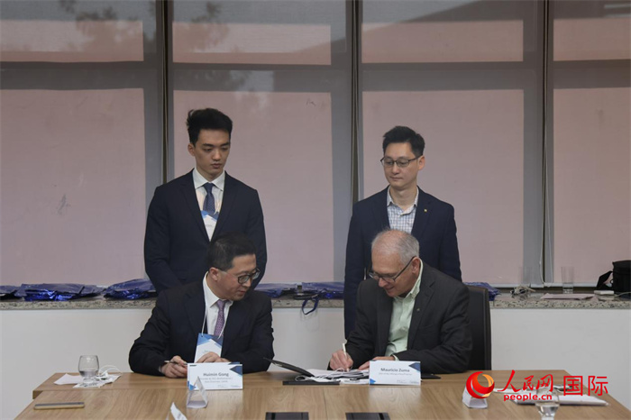 座談交流會上，中歐校友醫(yī)療健康產(chǎn)業(yè)協(xié)會與奧斯瓦爾多·克魯茲基金會簽署了合作備忘錄。人民網(wǎng)記者 時元皓攝