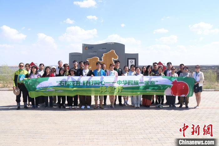 圖為臺(tái)胞體驗(yàn)大美內(nèi)蒙古?！⊥袐I供圖