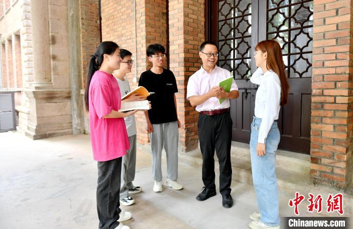 7月4日，臺灣教師陳昭志正在和學(xué)生交流?！蚊?攝