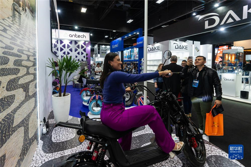 7月10日，在巴西圣保羅舉行的國際消費(fèi)類電子及家用電器產(chǎn)品展覽會(huì)上，參觀者體驗(yàn)一款電動(dòng)自行車。新華社記者 王天聰 攝