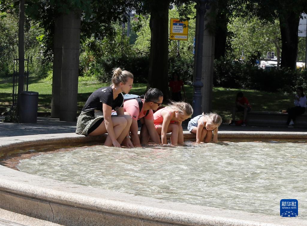 7月8日，人們?cè)诘聡?guó)法蘭克福的一處噴泉玩水。近日，德國(guó)法蘭克福逐漸迎來(lái)暑熱天氣。新華社記者 張帆 攝