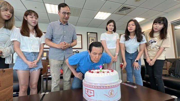 朱立倫率團(tuán)為馬英九慶生馬英九:兩岸多交流可促進(jìn)和平