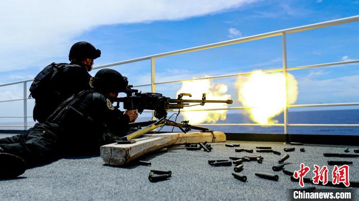 “和平方舟”號醫(yī)院船在西太平洋海域進行反恐反海盜演練。圖為火力組隊員進行警告射擊?！⌒煳?攝