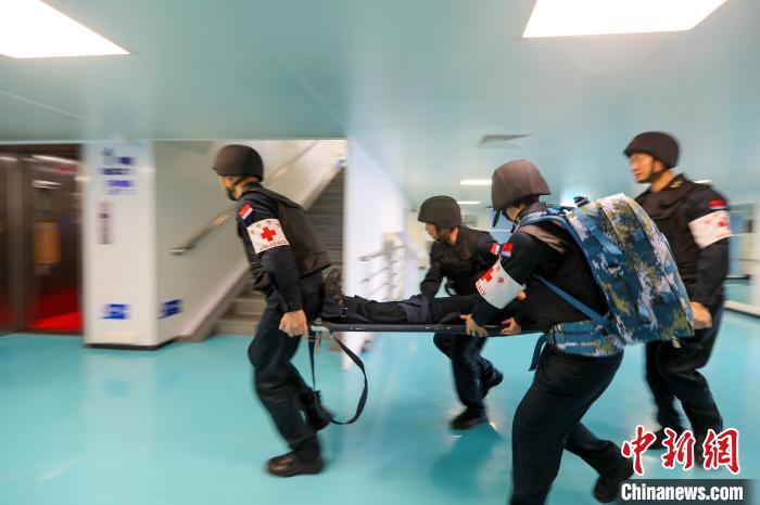 “和平方舟”號醫(yī)院船在西太平洋海域進行反恐反海盜演練。圖為醫(yī)療救護組在轉運“傷員”?！⌒煳?攝