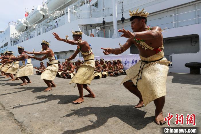 基方民眾表演當(dāng)?shù)靥厣璧福瑲g迎“和平方舟”號醫(yī)院船來訪?！⌒煳?攝