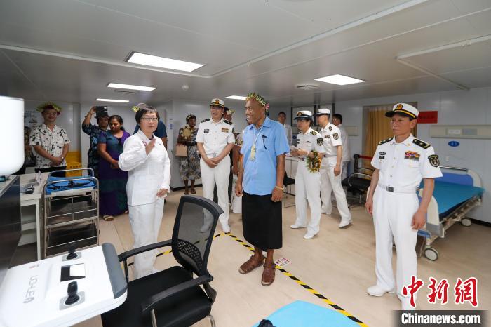 基里巴斯總統(tǒng)等政要參觀海上醫(yī)院?！⌒煳?攝
