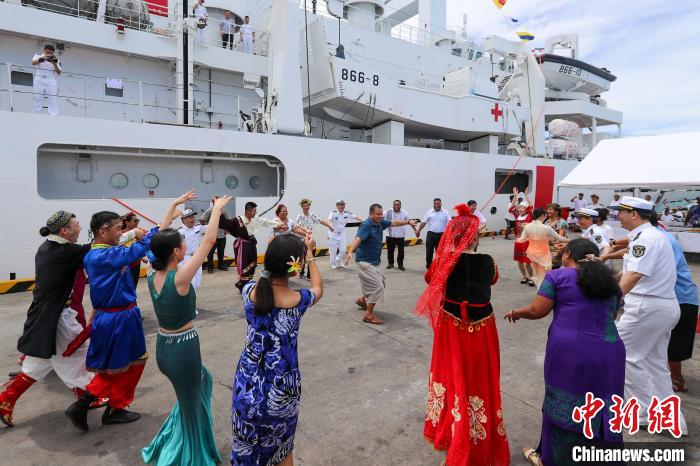 中基雙方人員在碼頭歡迎儀式上歡聚一堂?！⌒煳?攝