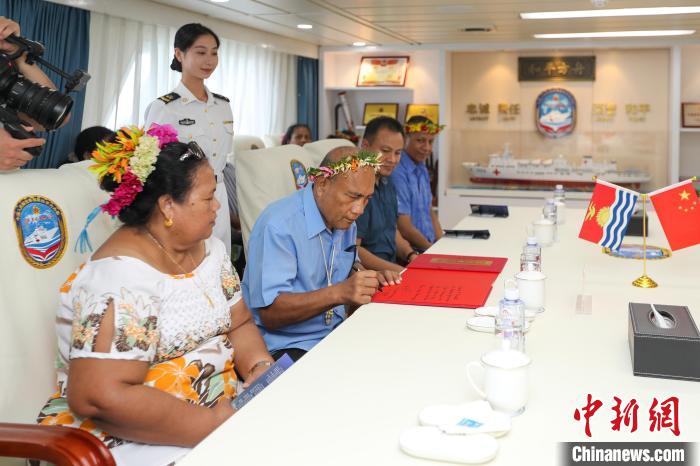 基里巴斯總統(tǒng)塔內(nèi)希·馬茂為“和平方舟”醫(yī)院船留言?！⌒煳?攝