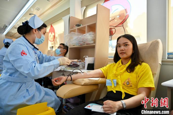 圖為獻血活動現(xiàn)場?！∮峋?攝