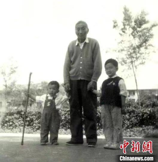 陳望道與幼年的陳曉帆(左)、陳曉帆的哥哥一起合影?！￡悤苑﹫D