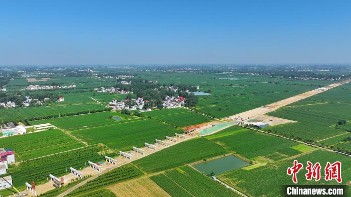 航拍合(肥)周(口)高速潁臨段8標(biāo)架梁施工現(xiàn)場?！⒂癫?攝