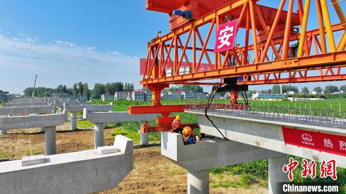 長25米重80噸的箱梁平穩(wěn)、精準(zhǔn)地落在S314分離式立交橋25號和26號墩上。　劉玉才 攝