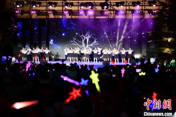 合唱表演《夜空中最亮的星》?！⊥鯑|明 攝