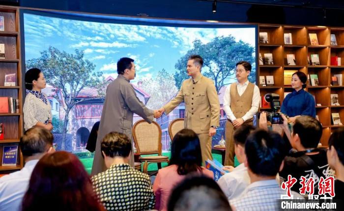 實(shí)驗(yàn)舞臺(tái)劇《握手》片段?！↑S浦區(qū)委統(tǒng)戰(zhàn)部供圖