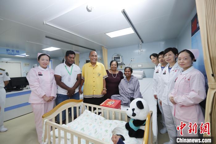 基里巴斯總統(tǒng)馬茂與海上醫(yī)院醫(yī)護(hù)人員、新生兒家人合影。　黎宇 攝