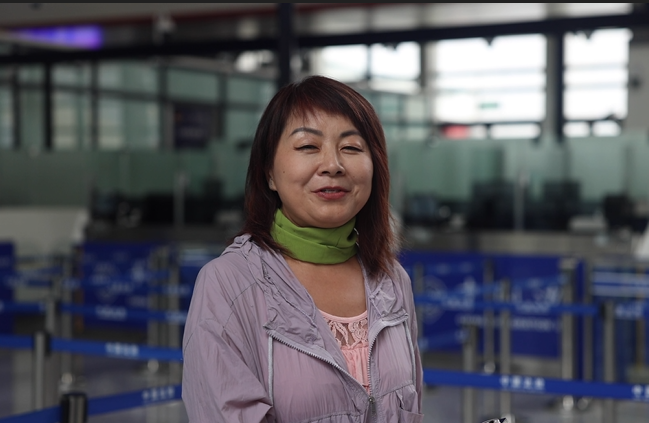 7月22日，曾經在老撾瑯勃拉邦工作過3年的加拿大華僑孫月玲乘坐中老鐵路國際旅客列車從中國出境。衛(wèi)海林 攝