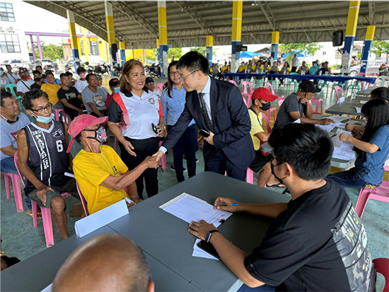 中方與菲方一道將中國(guó)援菲化肥分發(fā)至菲農(nóng)戶手中。中國(guó)駐菲律賓大使館供圖