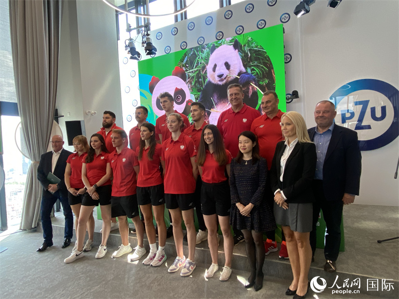 嘉賓與代表團代表合影。人民網(wǎng)記者 禹麗敏攝