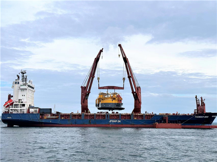 印尼拉維拉維項目32萬噸級單點(diǎn)系泊設(shè)備運(yùn)抵巴厘島巴板港口。張守剛攝