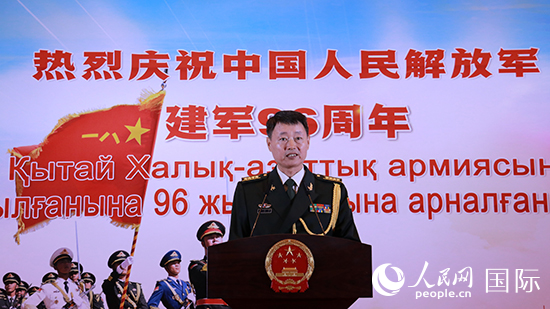 國防武官胡德君大校發(fā)表致辭。人民網(wǎng)記者 李強攝