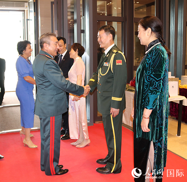 國防武官胡德君大校迎接賓客。人民網(wǎng)記者李強攝