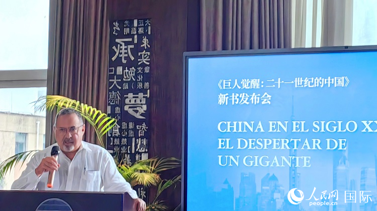 羅德里格斯博士現(xiàn)場(chǎng)介紹著作。吳志華攝