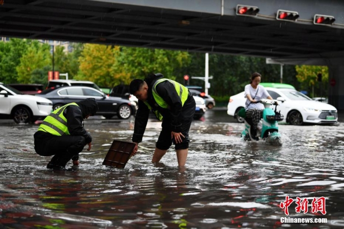 7月30日，河北省持續(xù)發(fā)布暴雨紅色預(yù)警信號。受今年第5號臺風(fēng)“杜蘇芮”殘余環(huán)流影響，7月28日以來，地處華北地區(qū)的河北省大部出現(xiàn)降雨。30日17時，該省氣象臺發(fā)布當(dāng)日第三次暴雨紅色預(yù)警信號。石家莊市城區(qū)不少區(qū)域積水嚴(yán)重，城管、環(huán)衛(wèi)、園林、市政等部門緊急出動，聯(lián)合疏堵保暢，筑牢防汛安全屏障。圖為石家莊裕華區(qū)城管局防汛隊(duì)員對沿街收水井進(jìn)行雜物清理，以保證排水暢通。翟羽佳 攝