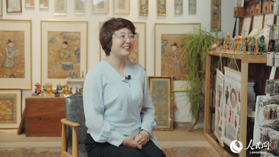 圖為瓷器修復(fù)藝術(shù)家王京。人民網(wǎng)記者 張若涵攝