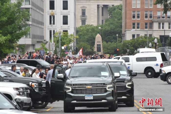 圖為特朗普出庭期間，其車隊和工作人員在聯(lián)邦法院外等待。<a target='_blank' href='/'><p  align=