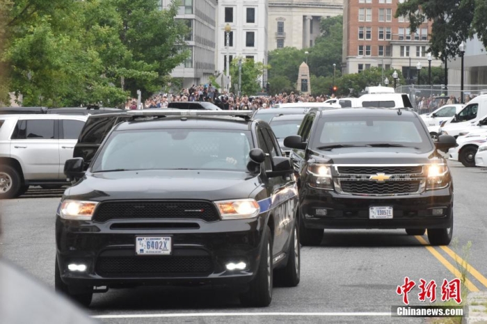 圖為結束出庭后，特朗普車隊駛離聯(lián)邦法院。<a target='_blank' href='/'><p  align=