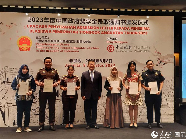 陸慷大使與獲得中國政府獎(jiǎng)學(xué)金的印尼學(xué)子合影。 人民網(wǎng)記者 李培松攝