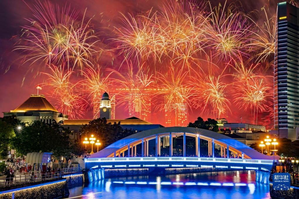 這是8月9日在新加坡國慶慶典上拍攝的煙花。