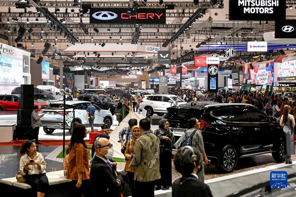 8月10日，在印度尼西亞萬丹省唐格朗的印尼會(huì)展中心，人們在2023年印尼國際汽車展上參觀。新華社發(fā)（阿貢攝）
