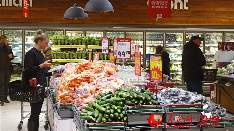 瑞典首都斯德哥爾摩購(gòu)物超市一瞥。人民網(wǎng)記者 殷淼攝