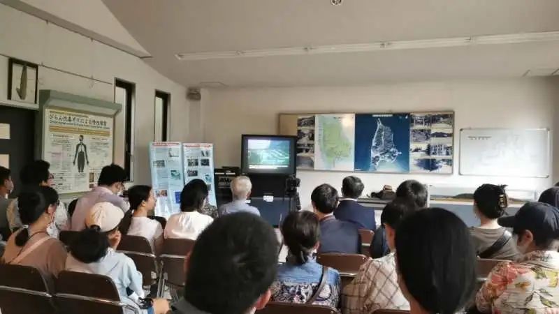 觀看日軍發(fā)動毒氣戰(zhàn)的影像資料。中國駐大阪總領事館供圖