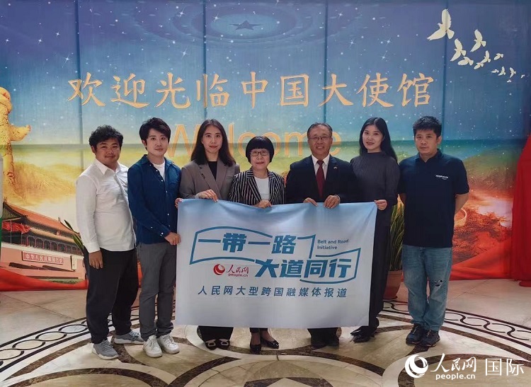 崔建春大使（右三）與人民網(wǎng)記者合影。