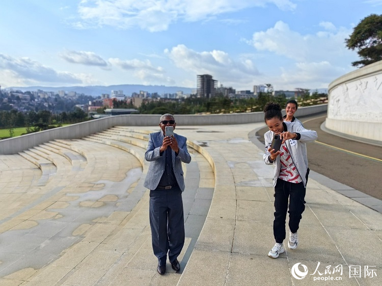 亞的斯亞貝巴友誼廣場(chǎng)的游客與人民網(wǎng)記者互動(dòng)。人民網(wǎng)記者 陳星星攝