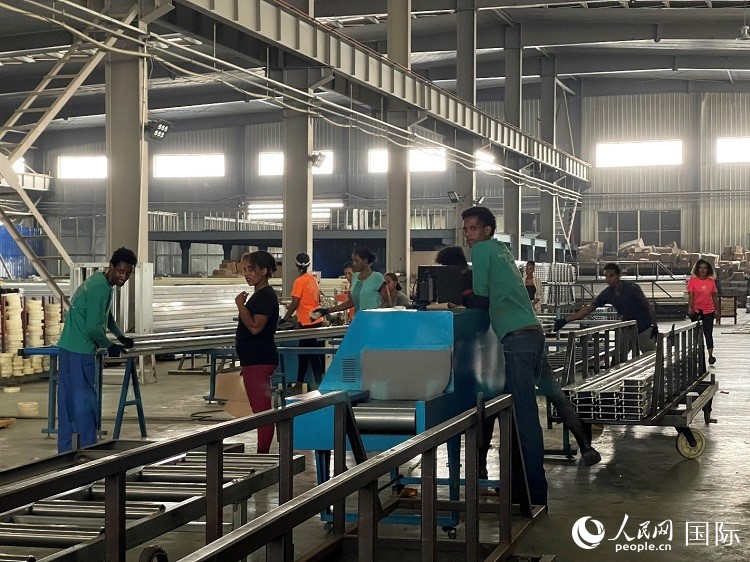 東方工業(yè)園華嘉鋁業(yè)生產(chǎn)車(chē)間。人民網(wǎng)記者 趙艷紅攝