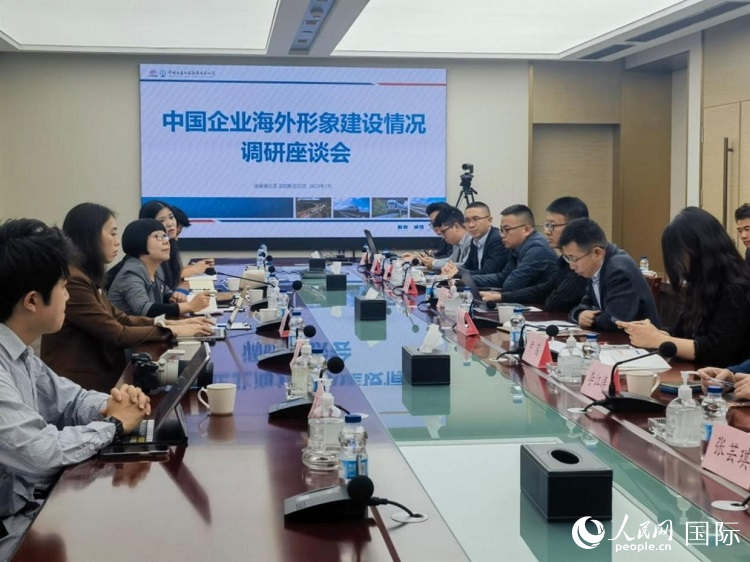 埃塞俄比亞中國(guó)商會(huì)企業(yè)代表與人民網(wǎng)記者座談。人民網(wǎng)記者 劉寧攝