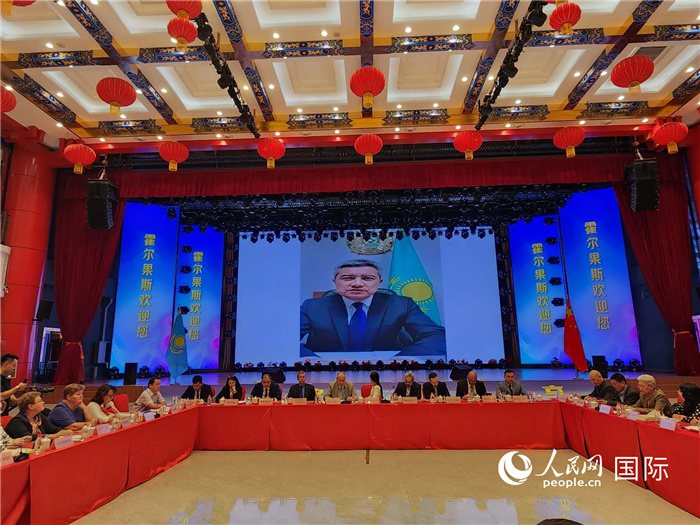 哈外交部駐阿拉木圖副代表拉伊莫夫視頻致辭。人民網(wǎng)記者 李強(qiáng)攝