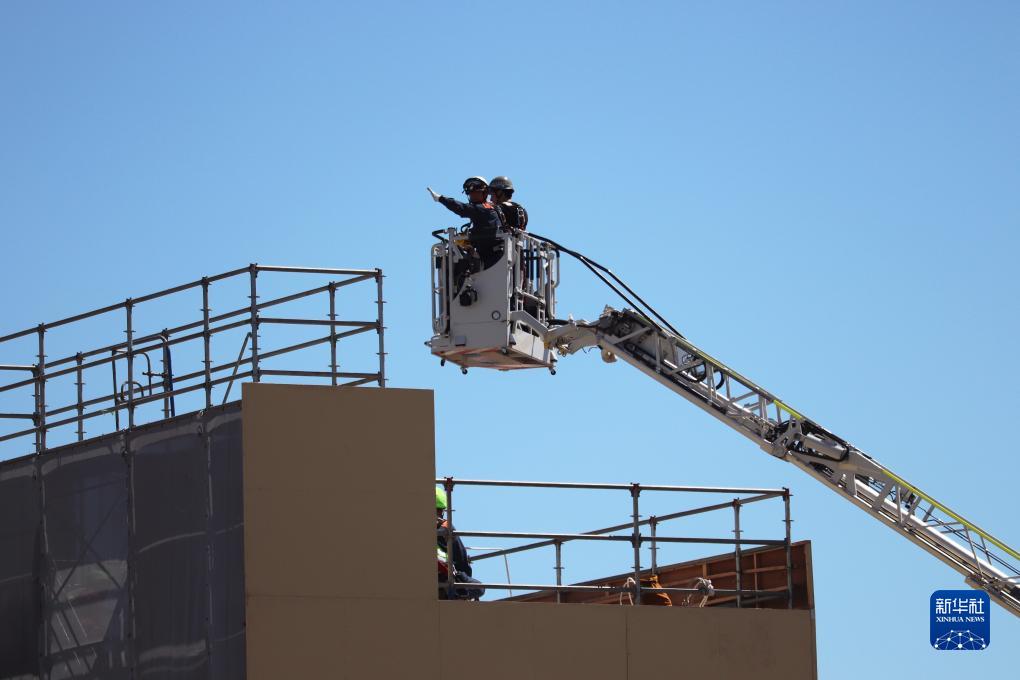 9月1日，在日本神奈川縣相模原市，消防員演練用消防云梯車(chē)救下被困高樓的民眾。9月1日是日本防災(zāi)日。當(dāng)天，日本中央政府及多個(gè)都縣市舉行了防災(zāi)演練，以提高大規(guī)模災(zāi)害發(fā)生時(shí)防災(zāi)機(jī)構(gòu)和市民迅速應(yīng)對(duì)的能力。新華社記者 楊光 攝