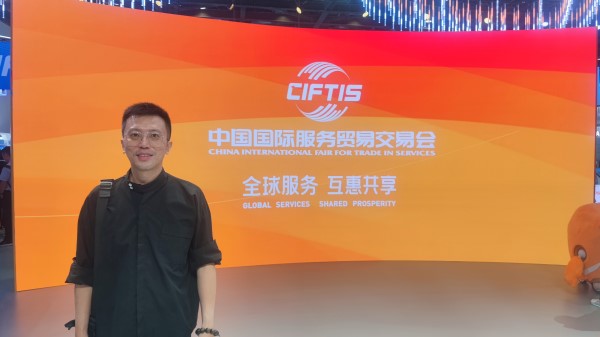 9月2日，梁家僖在國家會(huì)議中心拍照留念。受訪者供圖