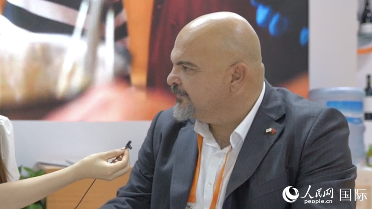 塞浦路斯首席經(jīng)濟(jì)商務(wù)參贊歐陽路接受記者采訪。人民網(wǎng) 王禹蘅攝