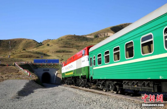 2016年8月24日，塔吉克斯坦“瓦赫達特-亞灣”鐵路通車。這是絲綢之路經(jīng)濟帶框架下首個開工并建成的鐵路項目，具標(biāo)志性意義。圖為火車進入由中鐵十九局集團有限公司承建的隧道。文龍杰 攝