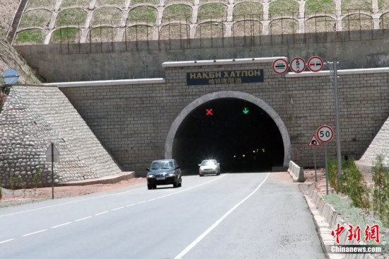 連接塔吉克斯坦南北的重要隧道之一哈特隆隧道由中國路橋承建，是塔國南北公路交通的重要干線道路，對促進塔吉克斯坦南北交流和國民經(jīng)濟發(fā)展具有重要意義。田冰攝