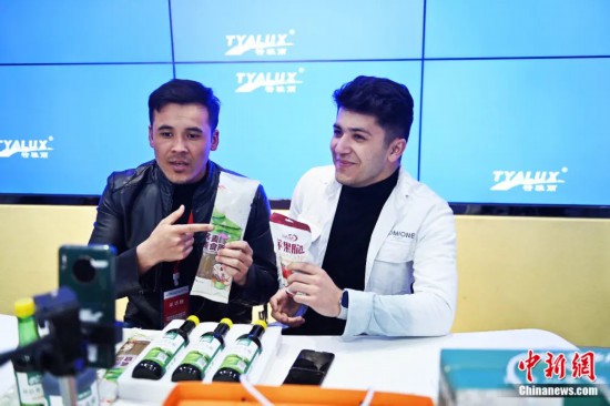 2023年3月，甘肅省慶陽市環(huán)縣電商創(chuàng)業(yè)孵化基地內(nèi)，來自蘭州文理學(xué)院的塔吉克斯坦留學(xué)生正在協(xié)助主播直播帶貨當(dāng)?shù)剞r(nóng)特產(chǎn)品。李亞龍 攝