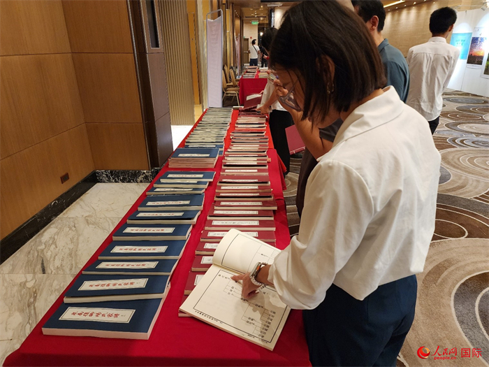 現(xiàn)場嘉賓參觀“根脈尋蹤”泉州百個家族移民菲律賓族譜展。人民網(wǎng)記者 樊帆攝