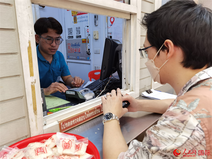 市民在活動(dòng)現(xiàn)場(chǎng)捐贈(zèng)善款。人民網(wǎng)記者 白元琪攝