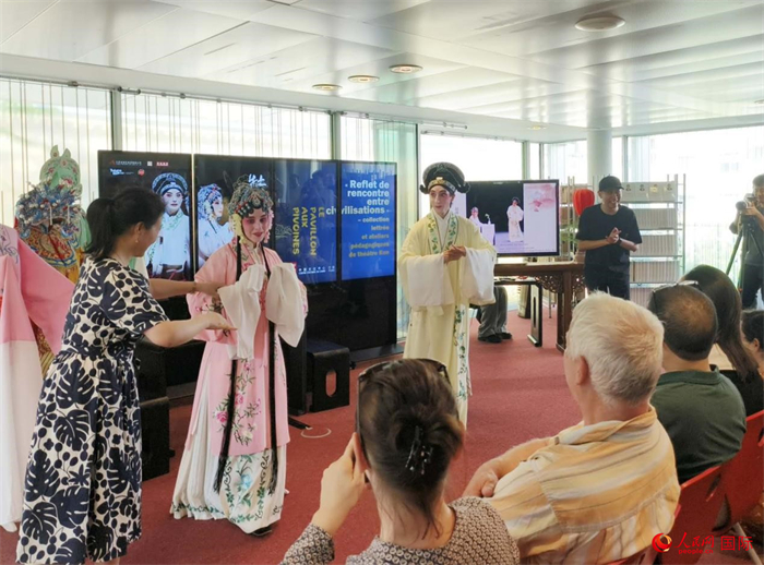 戲迷在昆曲雅集及教學工作坊活動現(xiàn)場體驗昆曲藝術。人民網(wǎng)記者 尚凱元攝