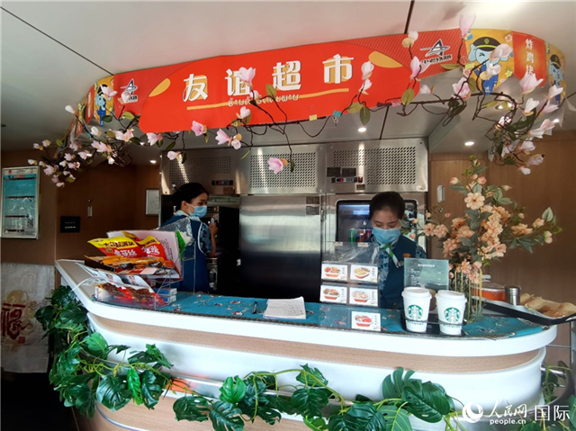 中老鐵路國際旅客列車?yán)锏摹坝颜x超市”。人民網(wǎng) 杜明明攝
